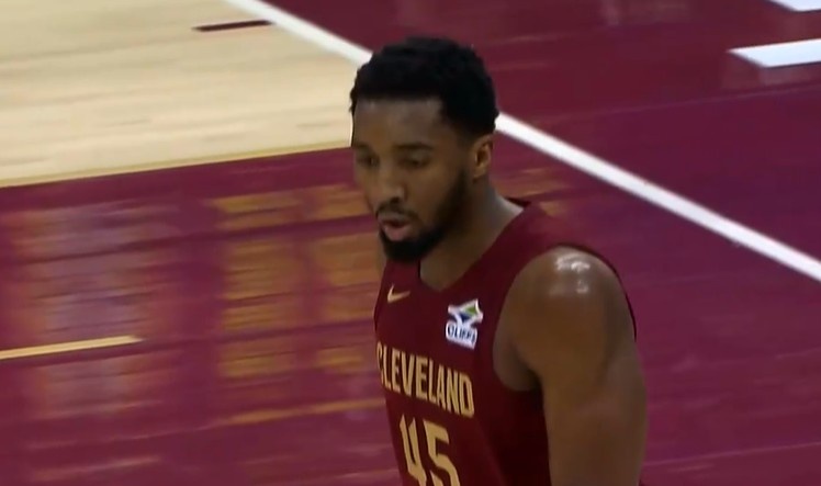 开云官方app入口-确实厉害！施罗德不停球传球 米切尔不沉球三分压哨空心命中！