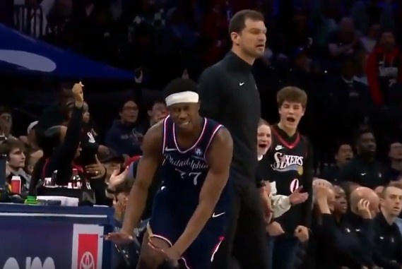 开云体育登录入口-大心脏！埃奇库姆读秒后仰中投压哨命中 几乎杀死比赛！